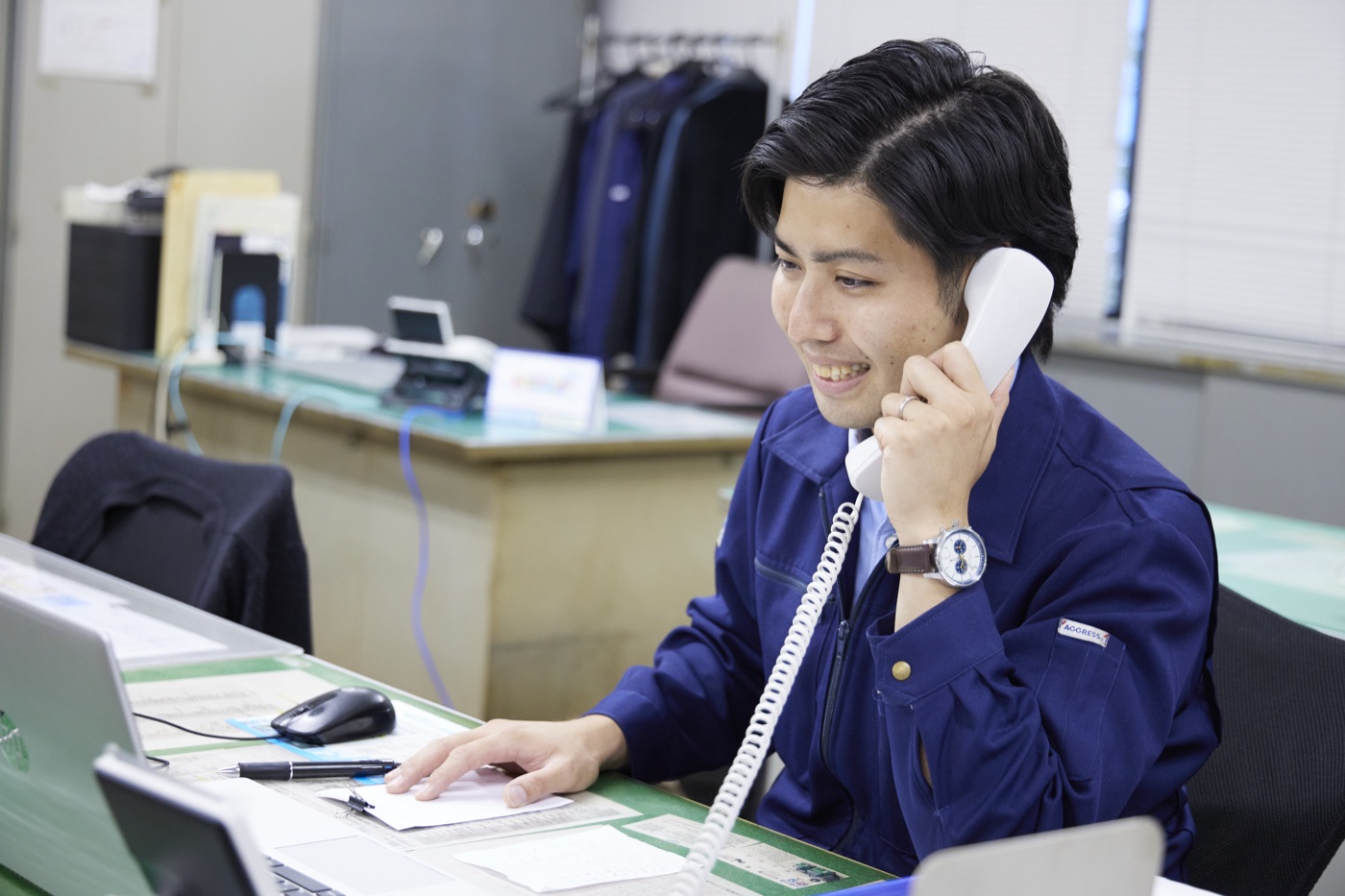 事務所で電話対応する配車・受付スタッフ(自社スタッフ)