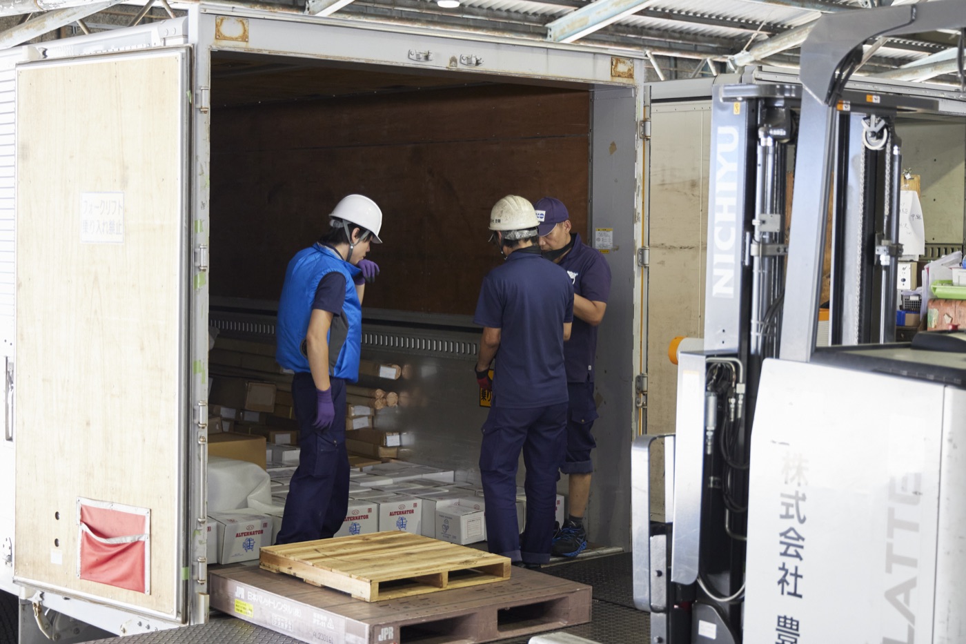 ウィング車の横からパレットを積み込む様子(自社センター)
